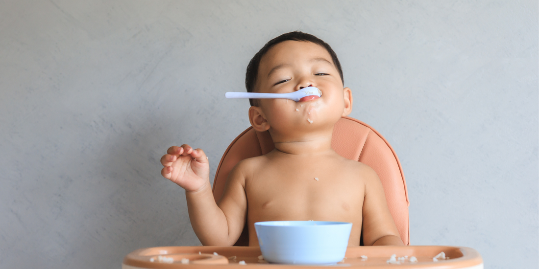 Banner-Bild Beikoststart: Kind mit Löffel im Mund