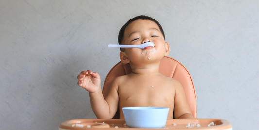 Banner-Bild Beikoststart: Kind mit Löffel im Mund