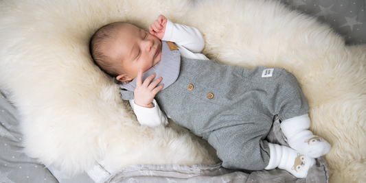 Bébé à dormir avec un foulard