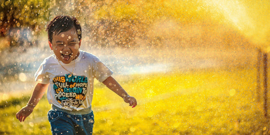 Kind rennt im Freien durch Wasser