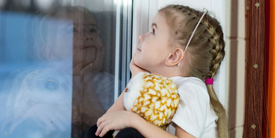Entspanntes Kind am Fenster