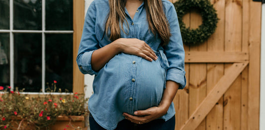Schwangere Frau hält ihren Bauch
