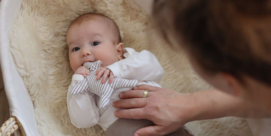 Baby kaut auf Plüschtier rum