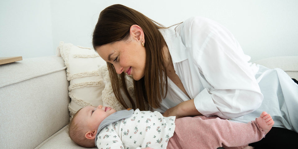 Mama mit Baby auf dem Sofa