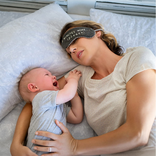 Erschoepfte Mutter mit weinendem Baby